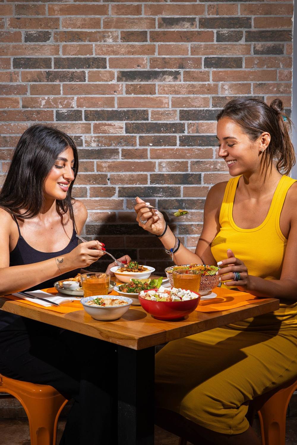 Amiche a tavola da Yalla Yalla